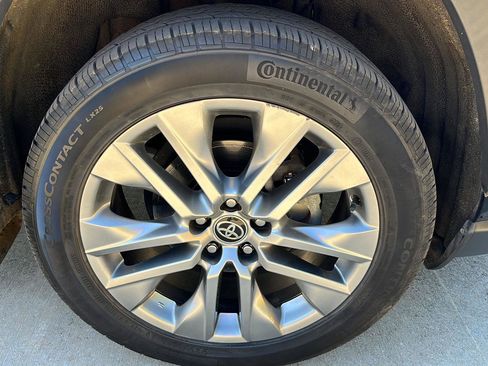 Used 2022 Toyota RAV4 XLE Premium image 33