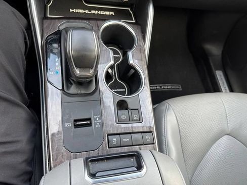 Used 2022 Toyota Highlander Limited FWD image 24