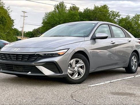 Certified 2024 Hyundai Elantra SE FWD image 2