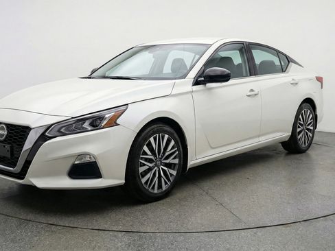 Used 2025 Nissan Altima 2.5 SV FWD image 3