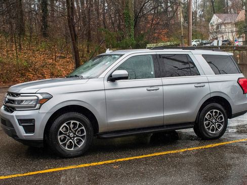 Used 2024 Ford Expedition XLT image 2