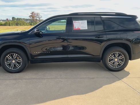 Used 2024 Chevrolet Traverse LT image 5
