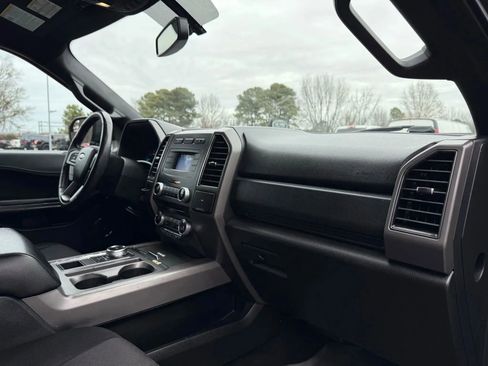 Used 2018 Ford Expedition XLT image 25