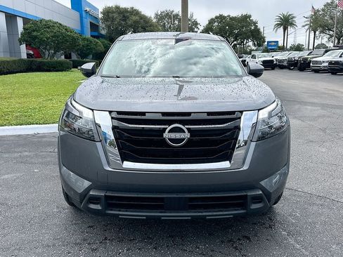 Used 2025 Nissan Pathfinder SV image 2