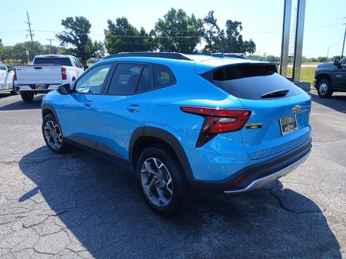 Used 2025 Chevrolet Trax LT FWD image 4
