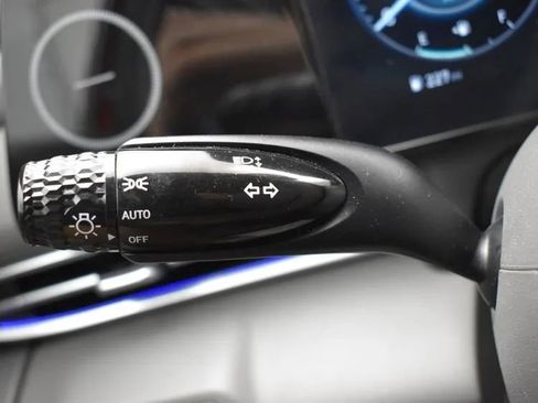 Used 2024 Hyundai Elantra SEL image 25