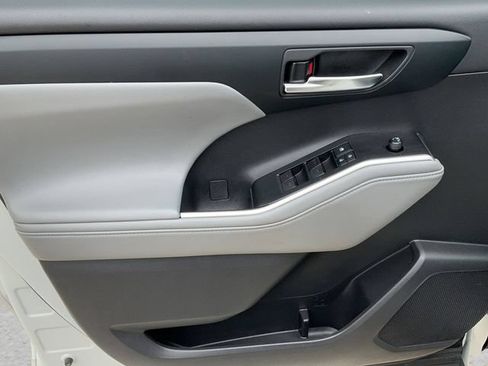 Used 2020 Toyota Highlander XLE AWD/4WD image 10