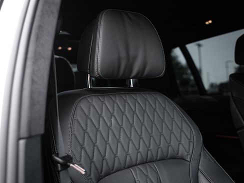 Used 2025 BMW X7 M60i w/ Climate Comfort Package image 32