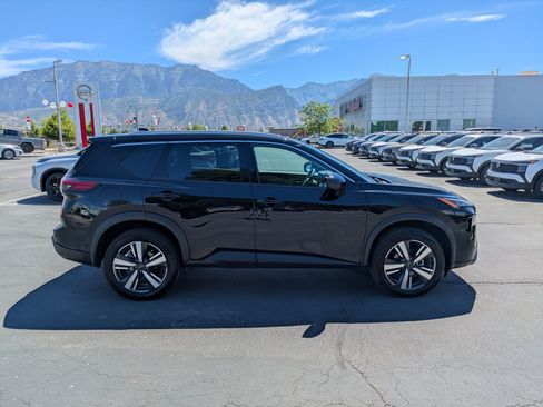 Used 2024 Nissan Rogue SL AWD/4WD image 9