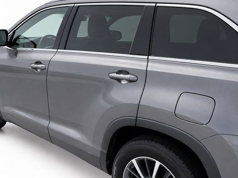 Used 2019 Toyota Highlander XLE AWD/4WD image 9