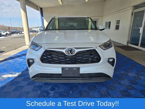 Used 2023 Toyota Highlander LE image 3