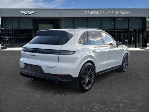 Used 2024 Porsche Cayenne image 5