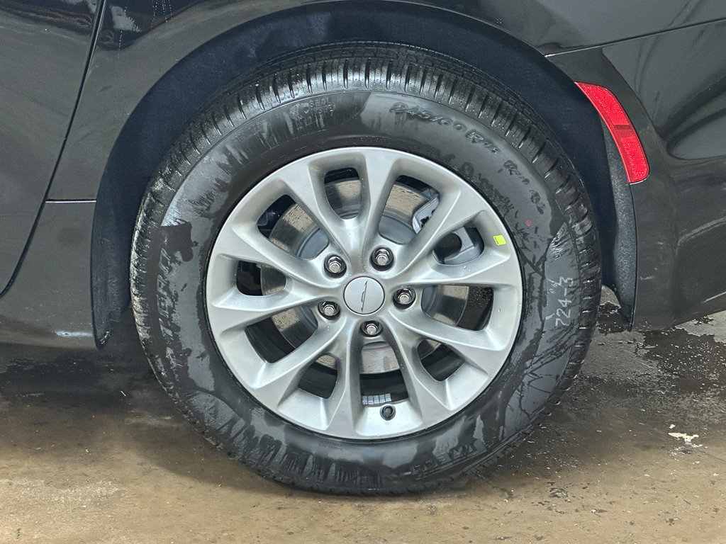 New 2027 Chrysler Pacifica Select AWD/4WD image 44