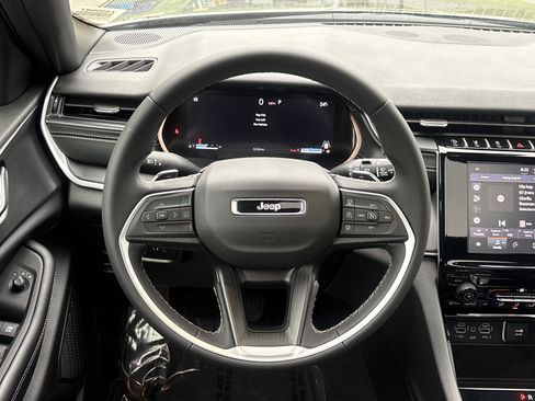 Used 2025 Jeep Grand Cherokee Laredo X RWD image 22