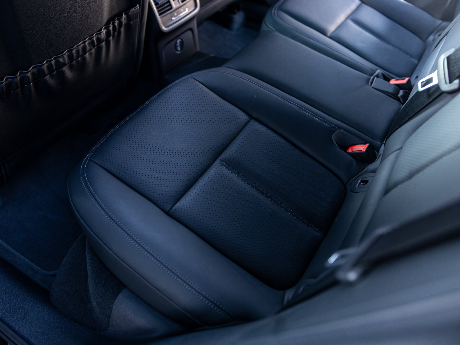 Certified 2023 Porsche Macan S AWD/4WD image 49