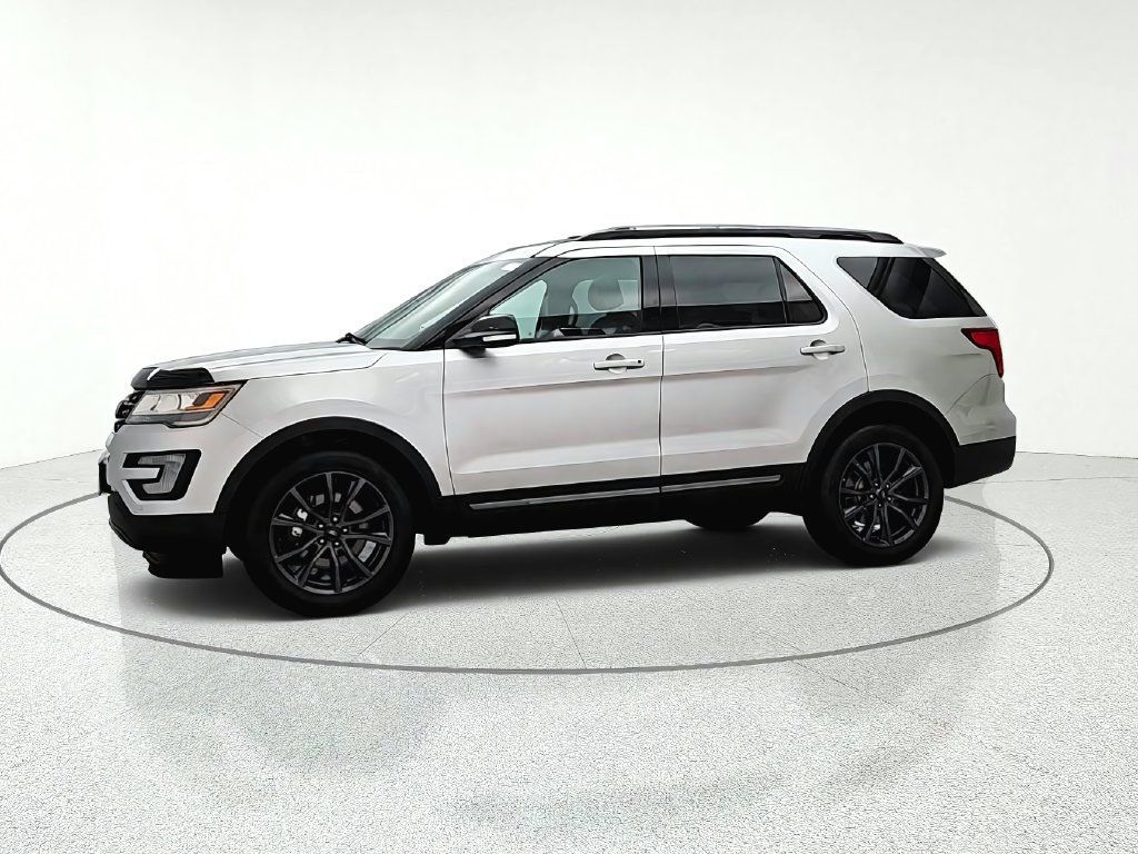 Used 2017 Ford Explorer XLT w/ Equipment Group 202A AWD/4WD image 4