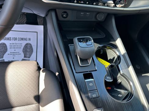 Used 2025 Nissan Rogue SV w/ SV Premium Package FWD image 18