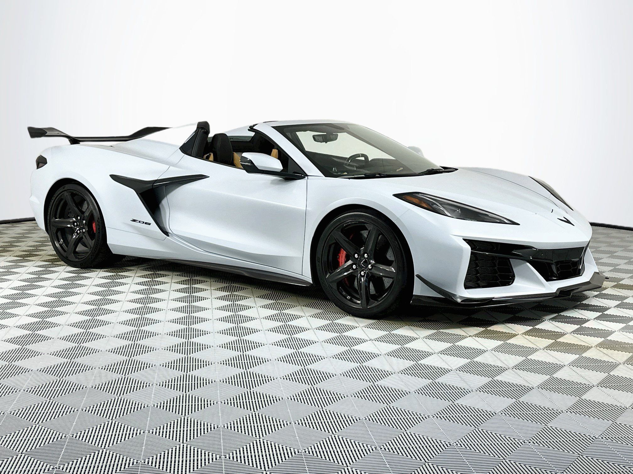 Used 2023 Chevrolet Corvette Z06 w/ Z07 Performance Package RWD image 3