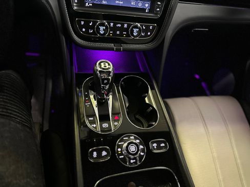 Used 2018 Bentley Bentayga image 30