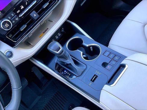 Certified 2025 Toyota Highlander XLE FWD image 17