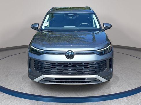 Certified 2025 Volkswagen Tiguan SE AWD/4WD image 2