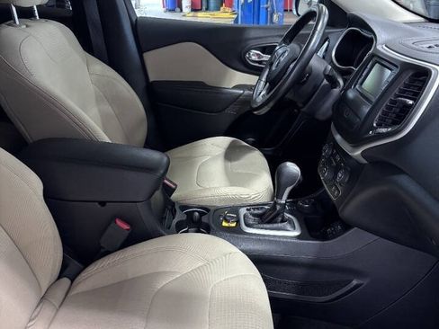 Used 2016 Jeep Cherokee Latitude AWD/4WD image 6
