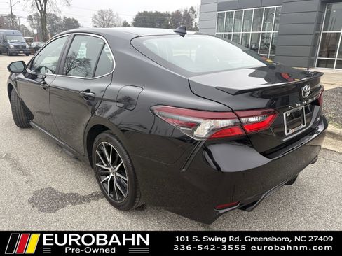 Used 2023 Toyota Camry SE image 3