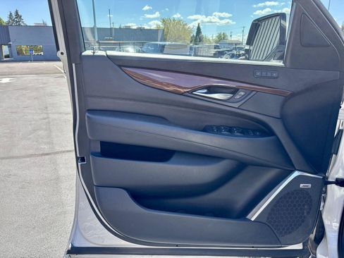 Used 2019 Cadillac Escalade Luxury AWD/4WD image 11