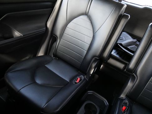 Used 2021 Toyota Highlander XLE image 12