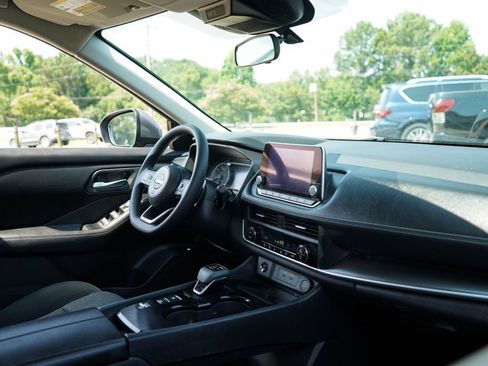 Used 2024 Nissan Rogue SV FWD image 14