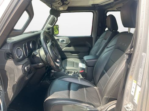 Used 2018 Jeep Wrangler Unlimited Sahara AWD/4WD image 9