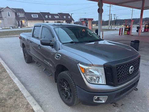 Used 2017 Nissan Titan SV image 3