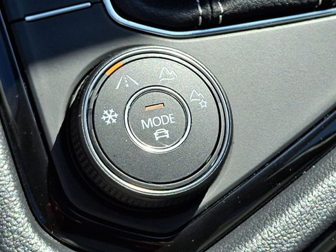 Certified 2024 Volkswagen Taos SE image 27