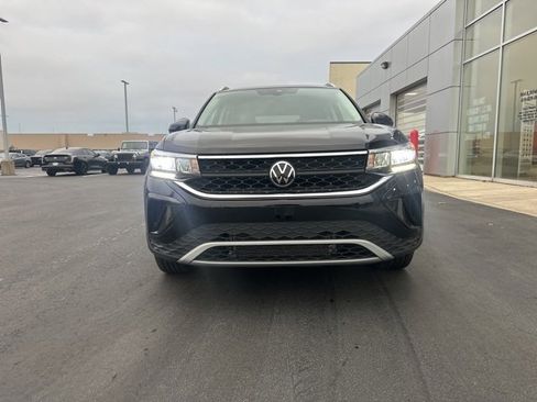 Used 2024 Volkswagen Taos SE image 2