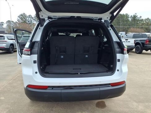 New 2025 Jeep Grand Cherokee L Altitude image 18