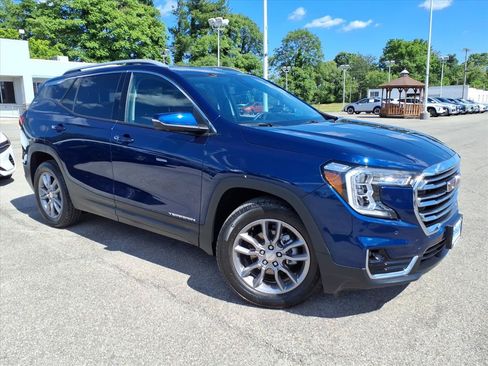 Used 2022 GMC Terrain SLT w/ Tech Package AWD/4WD image 2
