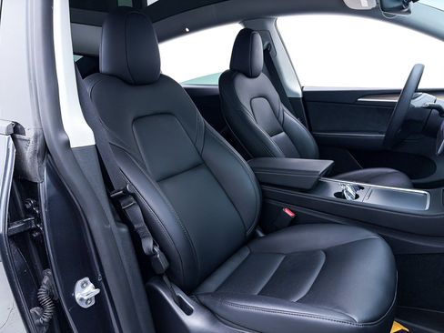 Used 2024 Tesla Model Y Long Range image 31