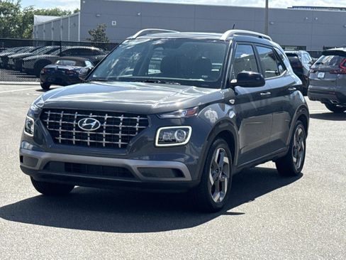 Used 2024 Hyundai Venue Limited image 7