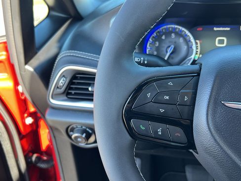 Used 2026 Chrysler Pacifica Limited w/ Uconnect Theater Family Group image 34