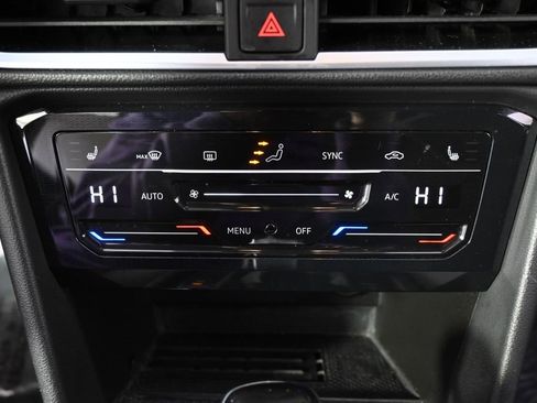 Used 2025 Volkswagen Taos SE AWD/4WD image 30