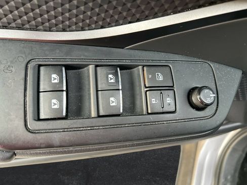Used 2018 Toyota C-HR XLE FWD image 12