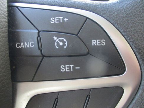 Used 2017 Chrysler Pacifica Touring FWD image 41