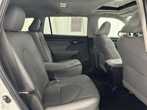Used 2025 Toyota Highlander XLE image 59