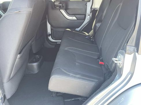 Used 2018 Jeep Wrangler Unlimited Sahara AWD/4WD image 12