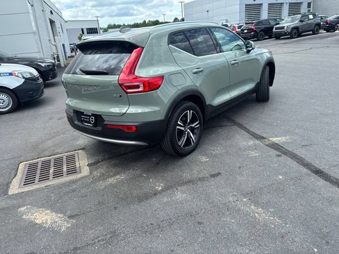 Used 2024 Volvo XC40 B5 Core AWD/4WD image 3
