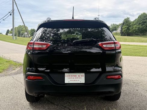 Used 2017 Jeep Cherokee Sport w/ Cold Weather Group AWD/4WD image 4