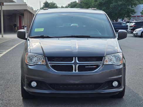 Used 2017 Dodge Grand Caravan SXT FWD image 2