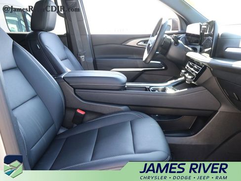 Used 2026 Chevrolet Traverse LT AWD/4WD image 9
