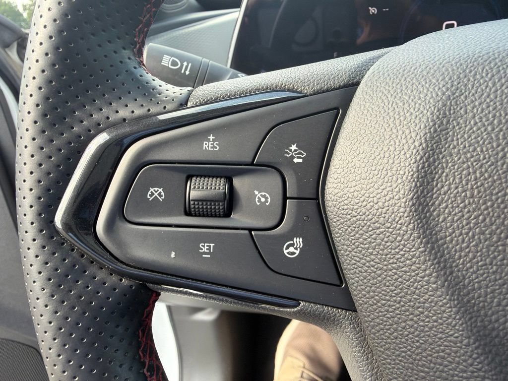 Used 2024 Chevrolet Trax RS w/ Sunroof Package FWD image 27