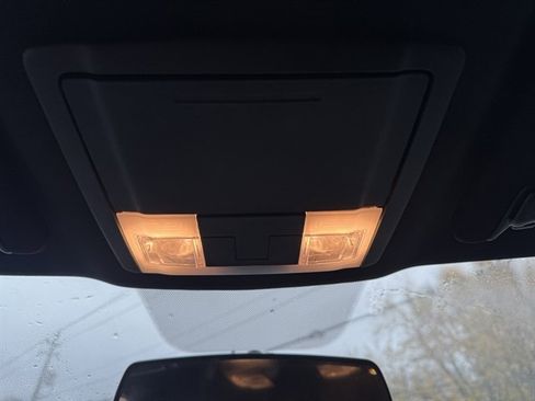 Used 2018 Ford Explorer XLT image 32